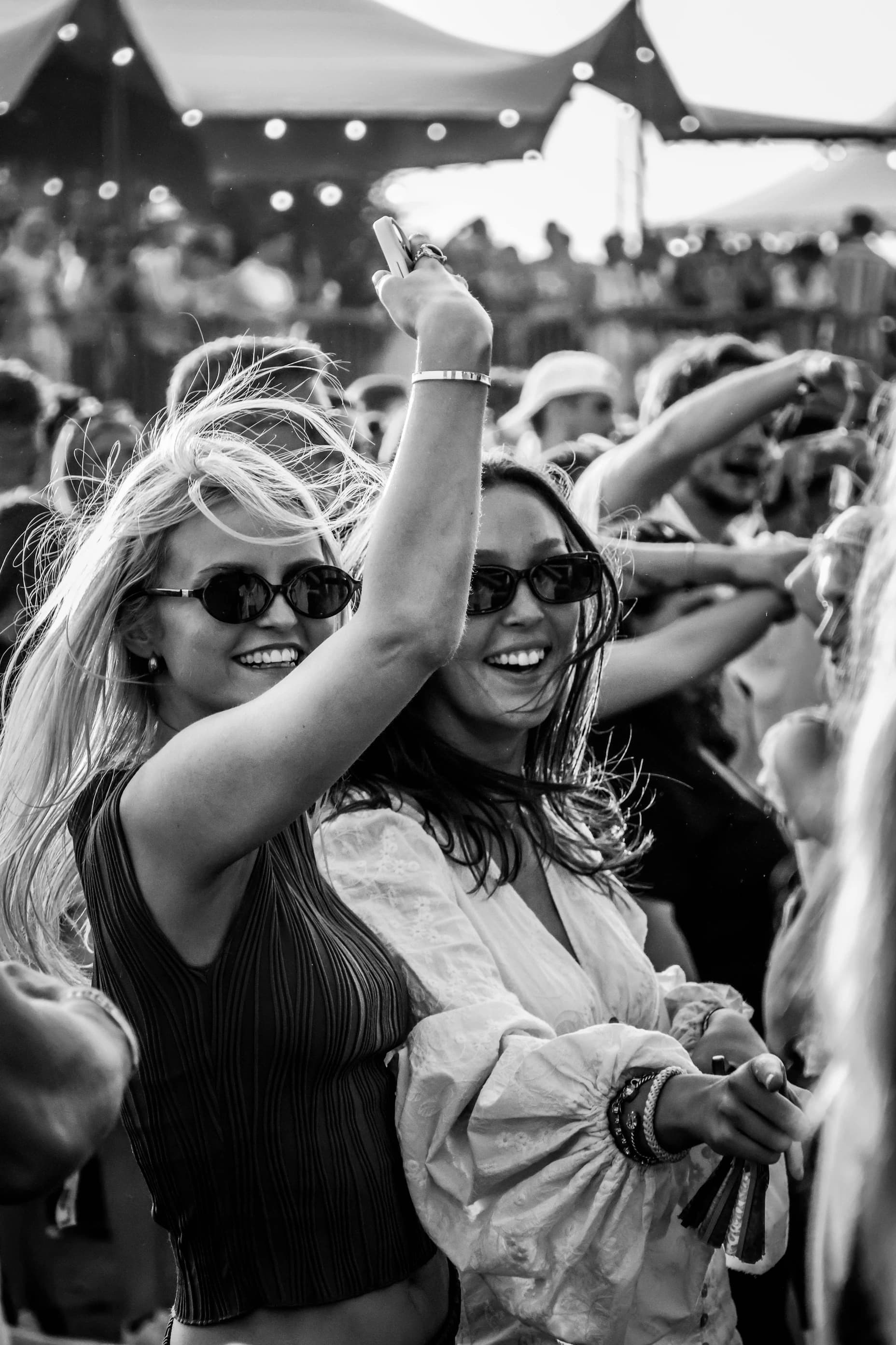 Bild på två tjejer från en festival